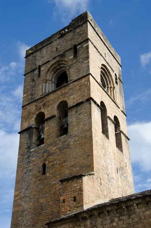 Huesca - Ainsa 20 - iglesia de Santa María - torre.jpg
